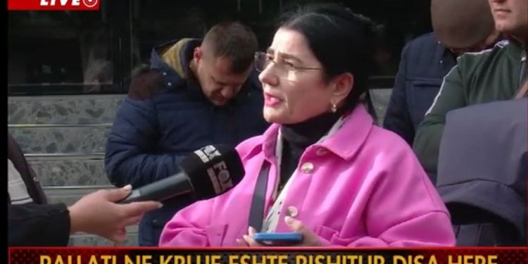 “Nuk do lë gurë pa lëvizur për djersën time të ballit”, dhjetëra familje në Krujë nuk marrin dot shtëpitë e tyre pasi pronari i pallatit nuk ua njeh, protestë te Ministria e Drejtësisë