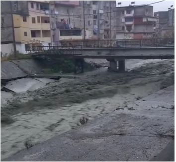 VIDEO/ “Tërbohet” përroi i Zaranikës në Elbasan, banorët e zonës në panik