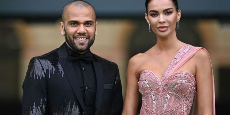 Pas akuzave për sulm seksual dhe tradhëti, gruaja e Dani Alves i kërkon divorcin