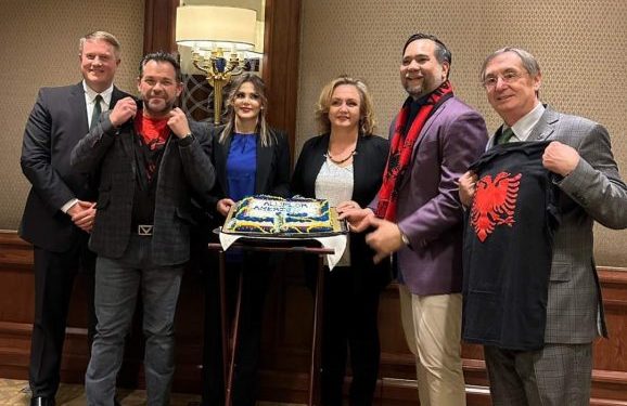 Kompania shqiptare “Aluflor” lançohet në tregun amerikan. Personalitete të njohur nga biznesi dhe politika marrin pjesë në inagurim