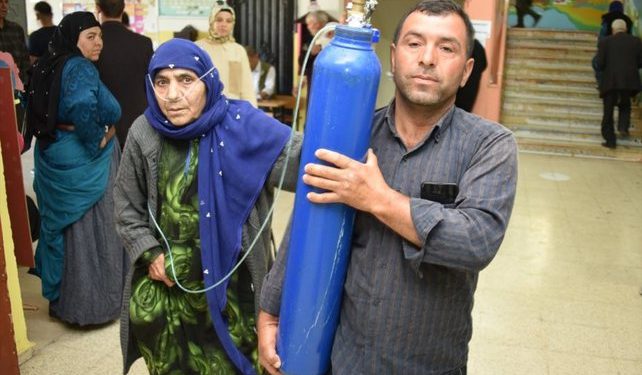 FOTOLAJM/ Me barela dhe bombola oksigjeni, pjesëmarrje e lartë në zgjedhjet e Turqisë