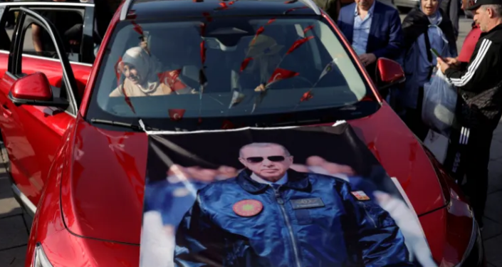Erdogan pritet të votojë së shpejti, shëtit me makinë elektrike në Stamboll