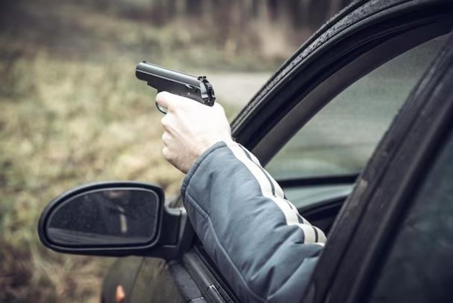 Të shtëna me armë në Bulqizë  qëllohet drejt një automjeti të parkuar