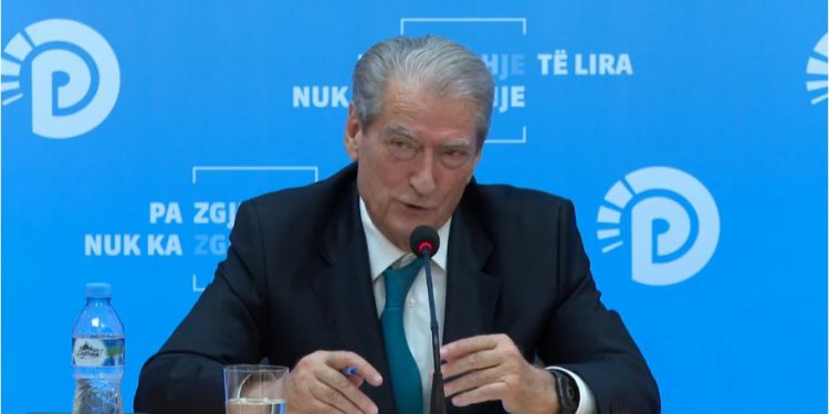 “Solla garën në parti”, Berisha me gazetarët: Deputetët do zgjedhin kreun e grupit parlamentar