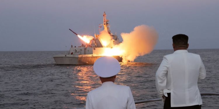 Koreja e Veriut simulon një ‘sulm me armë taktike bërthamore’