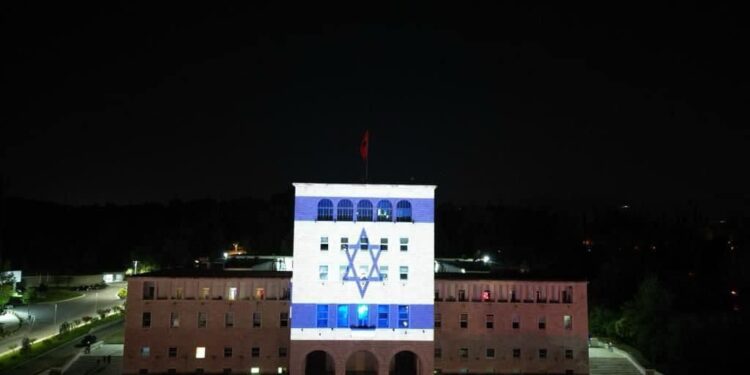 Universiteti vishet me flamurin e Izraelit, Rama në FB: Lutjet tona shkojnë për viktimat dhe njerëzit e marrë peng