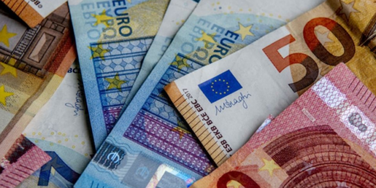 Bizneset dhe individët po i kthejnë kreditë nga Euro në Lekë, të shtyrë nga kursi i këmbimit dhe normat më të ulëta të interesit