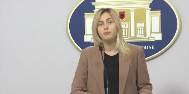 Ina Zhupa mbështet aktivistët kundër devijimit të degës së Shushicës: Po bëhet për t'i shërbyer investimeve strategjike - FaxWeb