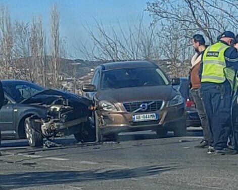Aksident në hyrje të Lezhës/ Përplasen dy makina