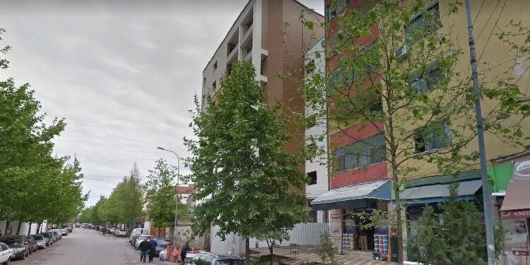 Tiranë/  Makina përplaset me karrotrecin, plagosen 4 të rinj