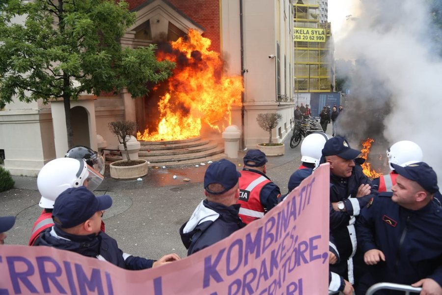 Protesta e opozitës te bashkia e Tiranës  Policia e Shtetit merr masa