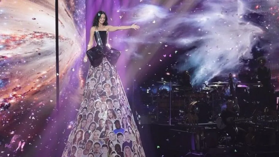 Katy Perry  U shfaq në finalen e American Idol me një fustan që kishte mbi të fytyrat e 168 konkurrenteve