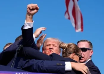 Donald Trump shoqërohet jashtë podiumi pas atentatit per ta eliminuar