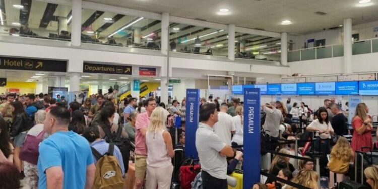“Black out-i” paralizon fluturimet/ Linja ajroret dhe aeroportet jashtë funksionit në të gjithë Europën, pasagjerët ngelin nëpër terminale