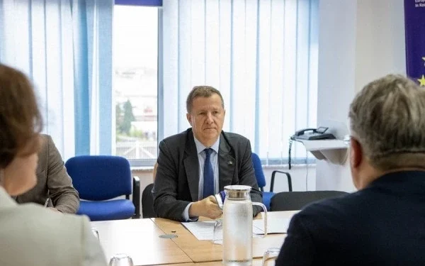Kreu i zyrës së BE në Prishtinë: Drafti i Asociacionit të dërgohet në Kushtetuese