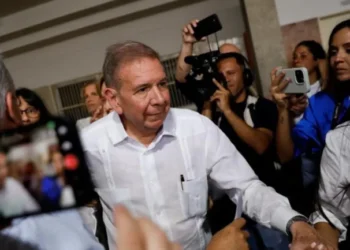 Largohet lideri i opozitës, kërkon azil në Spanjë