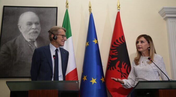Jorida Tabaku thekson rëndësinë e pazëvendësueshme të opozitës dhe zgjedhjet e lira në konferencën me Senatorin Terzi