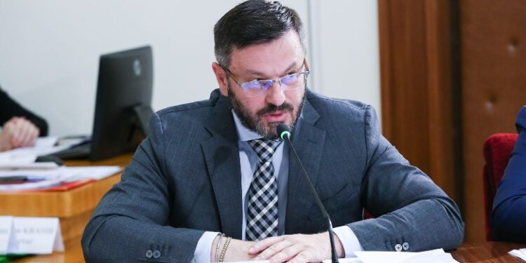 E ngritën vetë, PD bojkoton dhe Komisionin Hetimor për Sterilizimin, Vokshi sms deputetëve: Çdo mbledhje pa ne është NUL