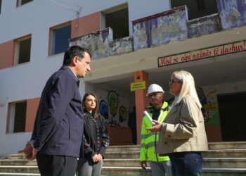 Veliaj inspekton punimet për rikonstruksionin e shkollës 9-vjeçare “Shyqyri Peza”: Investimet në Kombinat do të jenë këtu për 100 vitet e ardhshme