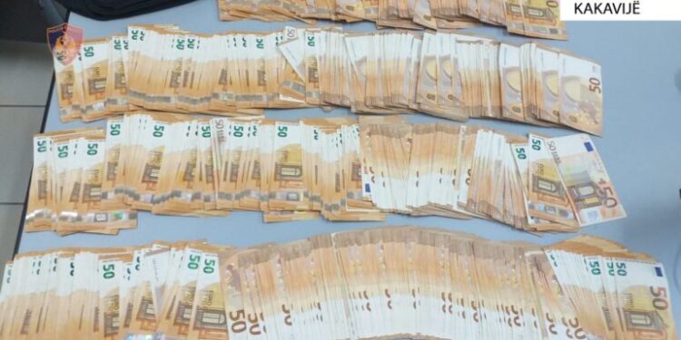 Me 11 800 euro të padeklaruara në kufi, procedohet penalisht 55-vjeçarja, i sekuestrohen paratë