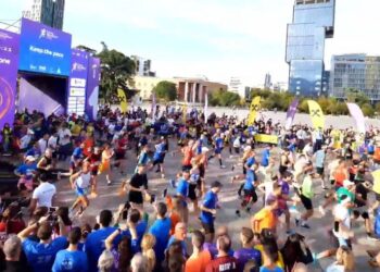 Starton maratona e Tiranës, vrapuesit nisin garën në 4 kategori! Rreth 5 mijë pjesëmarrës nga 50 vende të botës