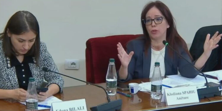 Deputetja e PS-së shpërthen ndaj kolegut demokrat, Vokshi ndërpret sërish mbledhjen