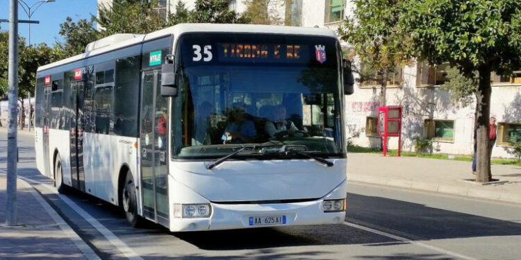 S’ka rritje të çmimit të transportit urban, Bashkia e Tiranës do subvencionojë 10 lekë për biletë operatorët dhe kompensojë 1,600 lekë abonetë