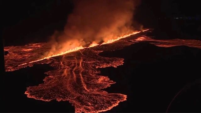 Shpërthen për të shtatën herë në një vit vullkani i Islandës  shihni pamjet e pabesueshme