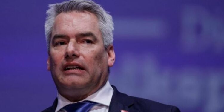 Austria: Po rishikojmë statusin e refugjatëve sirianë