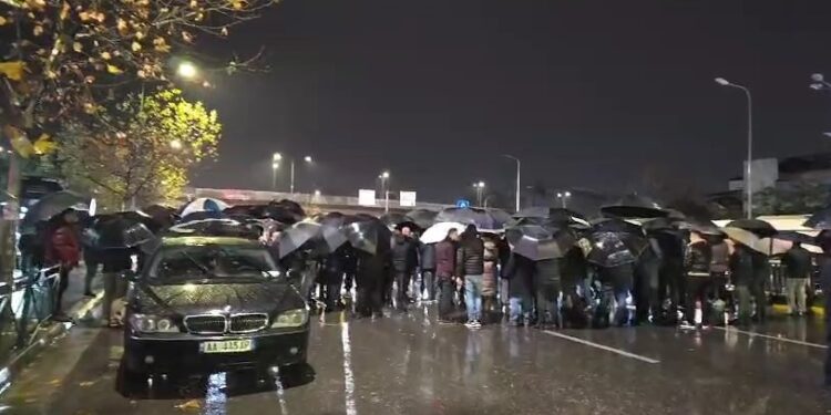 Bllokohet edhe Zogu i Zi, protestuesit konfrontohen me shoferët e makinave