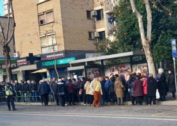 Radhë të gjata për abonetë mujore, pensionistët presin në kushte të vështira