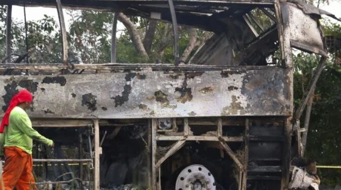 E rëndë në Meksikë, autobusi përplaset me kamionin dhe përfshihet nga flakët, 41 viktima
