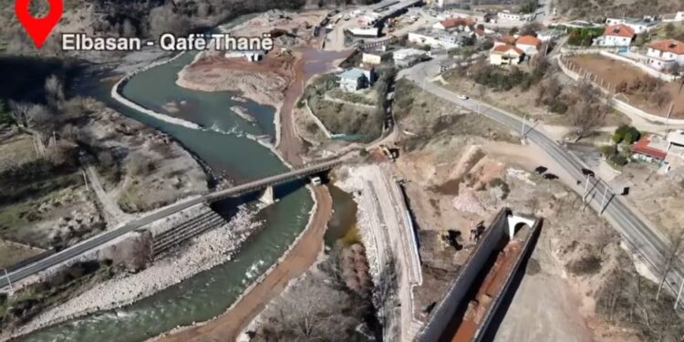 Rama ndan pamje nga kantieri i rrugës Elbasan-Qafë Thanë: Punimet vijojnë me ritme të shpejta