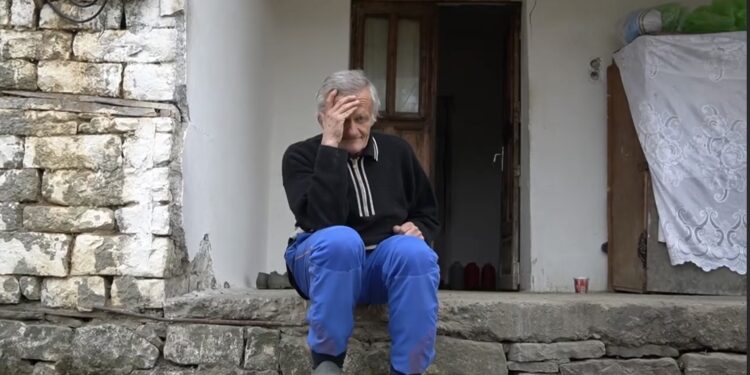 Apeli i familjes në Gramsh, kryefamiljari: Jetojmë vetëm me ndihmë ekonomike, gruan e kam të sëmurë