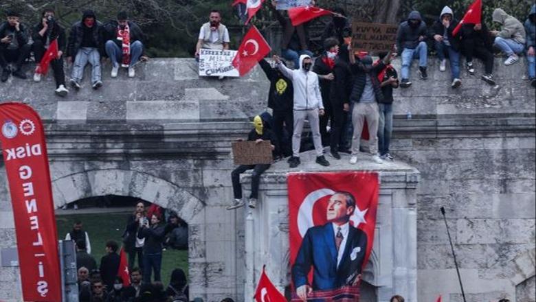 Vijojnë protestat në Turqi pas arrestimit të kryebashkiakut të Stambollit  Erdogan  Kur të bjerë perdja  shfaqja e tyre do të përfundojë