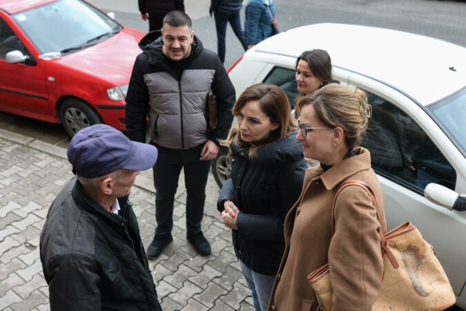 Tabaku takon qytetarët pranë Shkollës së Baletit  Ekonomia shqiptare në krizë  qytetarët të braktisur nga qeveria