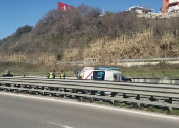 Aksident në Golem/ Makina përplas ambulancën dhe e përmbys në mes të rrugës, plagosen pacientja dhe infermierja