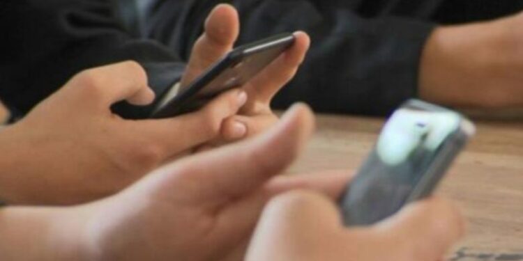 Franca ashpërson masat për ndalimin e telefonave në shkollat e mesme