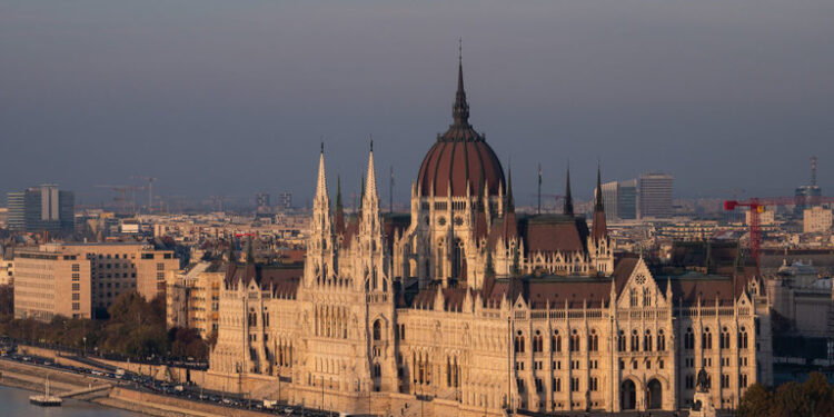 Hungaria miraton ligjin, njeh zyrtarisht vetëm gjinitë mashkull dhe femër