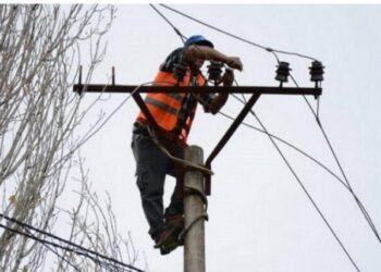 Punonjësi i OSHEE-së ndërroi jetë pasi ra në kontakt me rrymën, përfundojnë në pranga dy elektricistët