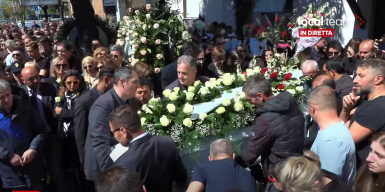 (Video)Përcillet me lot në sy për në banesen e fundit në Itali 22 vjeçarja Ilaria Sula, u vra nga ish i dashuri i saj