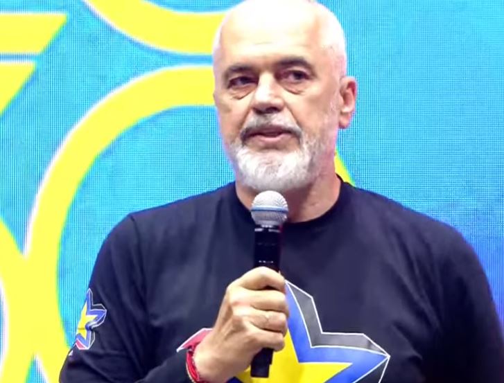 Rama thumbon opozitën  Nuk i bullizoj  por pse u dhemb satira  Tani bufin e fshehin në hije  bretkosat rrinë në diell