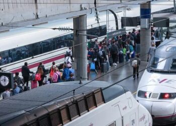 Vidhen kabujt e trenave në Spanjë, mijëra njerëz mbeten të bllokuar