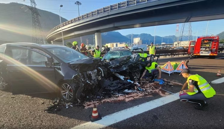 FOTO  Makina futet kundravajtje në një autostradë në Itali duke shkaktuar aksident  Një i vdekur dhe pesë të plagosur  mes tyre tre fëmijë