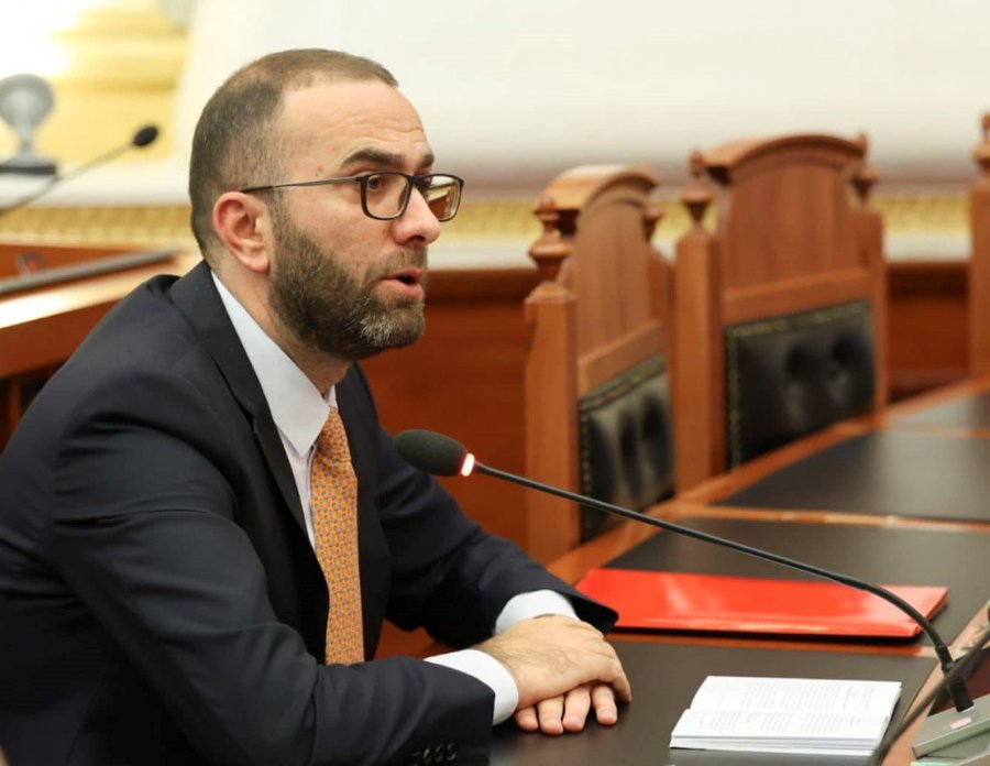  Gënjyet që ishit në Ukrainë   Bardhi përplaset me Spiropalin  Mbyllët Kuvendin që të hanit drekë në Greqi  Kryeparlamentarja  Vijo tani më ndiq në rrjetet sociale