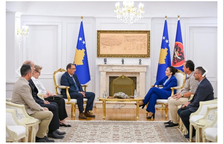 Presidentja Osmani pret në takim deputetët britanikë Martin Vickers dhe Paul Foster