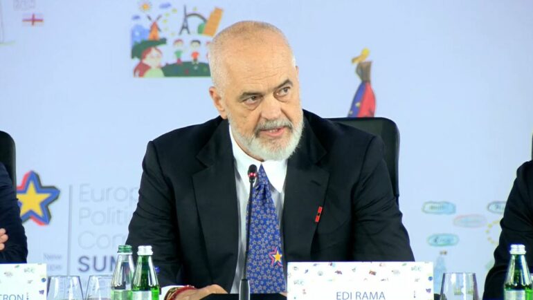 Kryeministri Edi Rama u bën thirrje bizneseve për lirim të hapësirave publike
